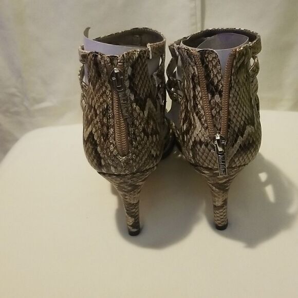 Michael Antonio Sandal - Picture 4 of 8